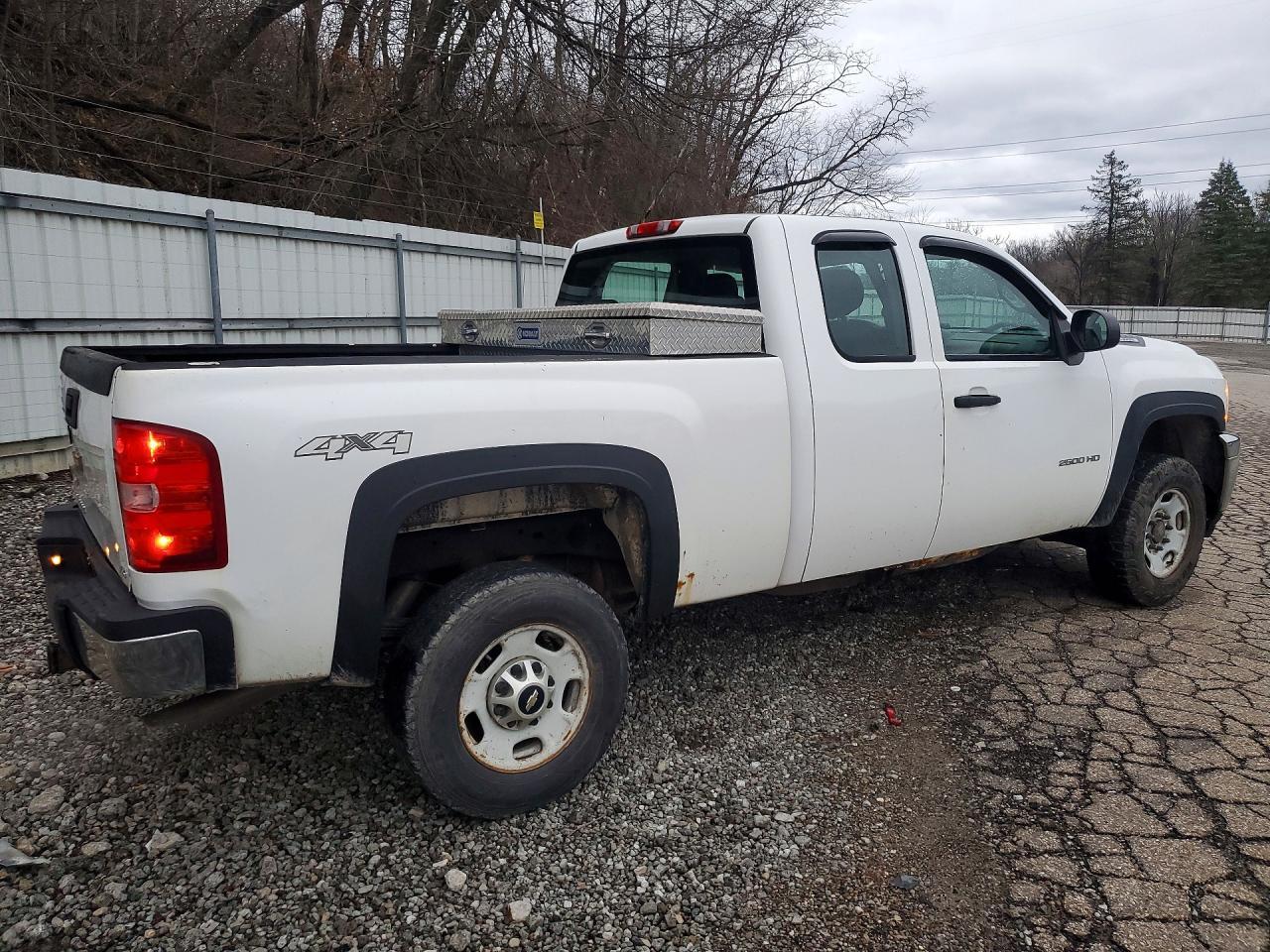 2013 Chevrolet Silverado K2500 Heavy Duty - Фото 3