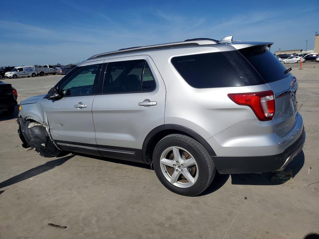 2016 Ford Explorer Xlt - Image 2