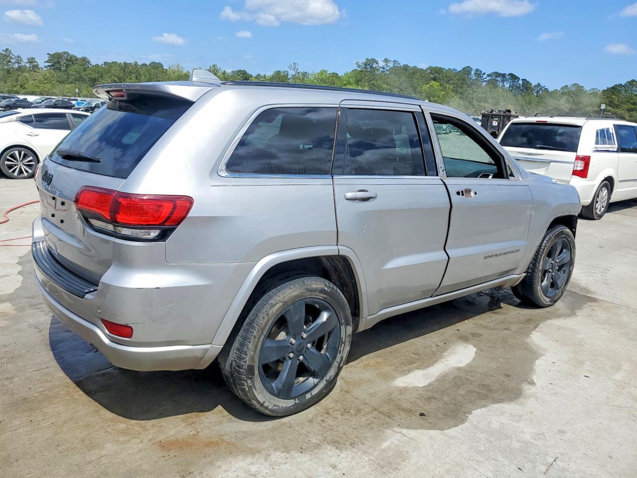 2015 Jeep Grand Cherokee Laredo - Image 3