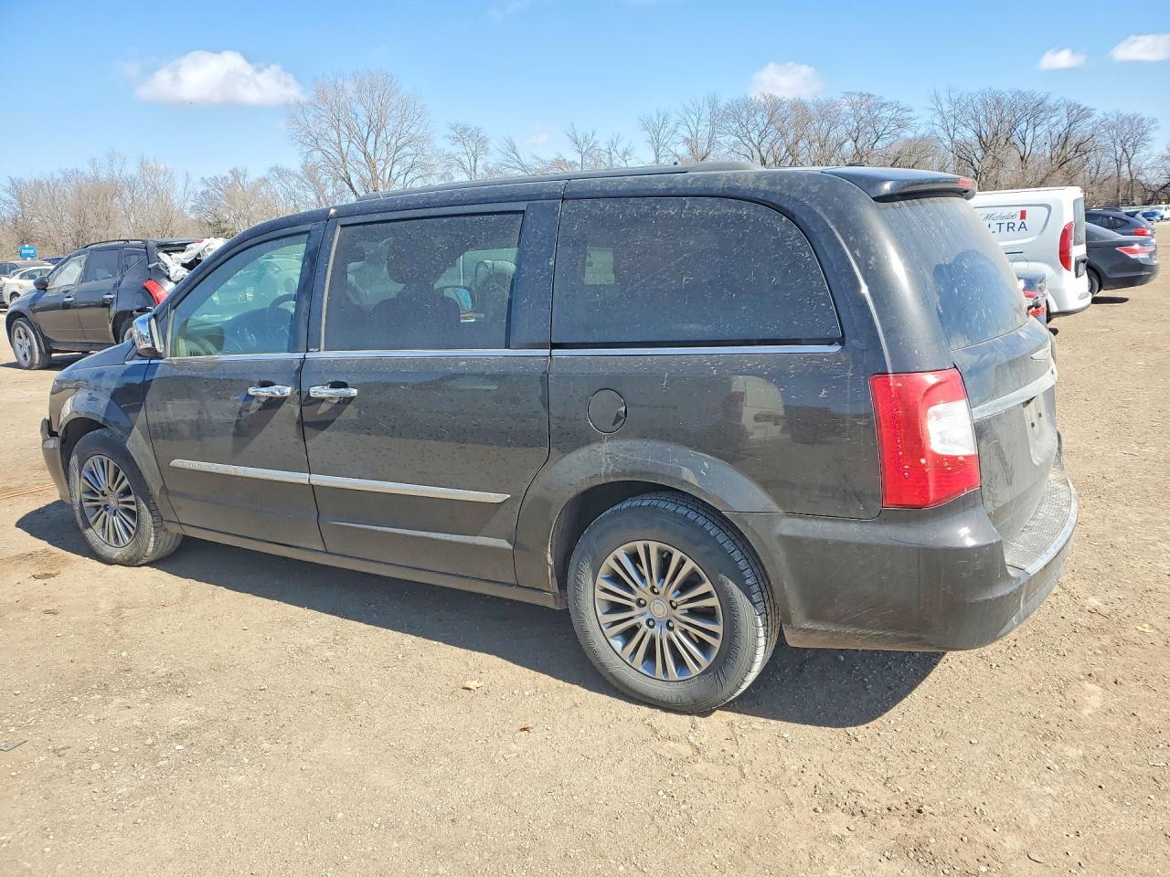 2014 Chrysler Town & Country Touring L - Фото 2