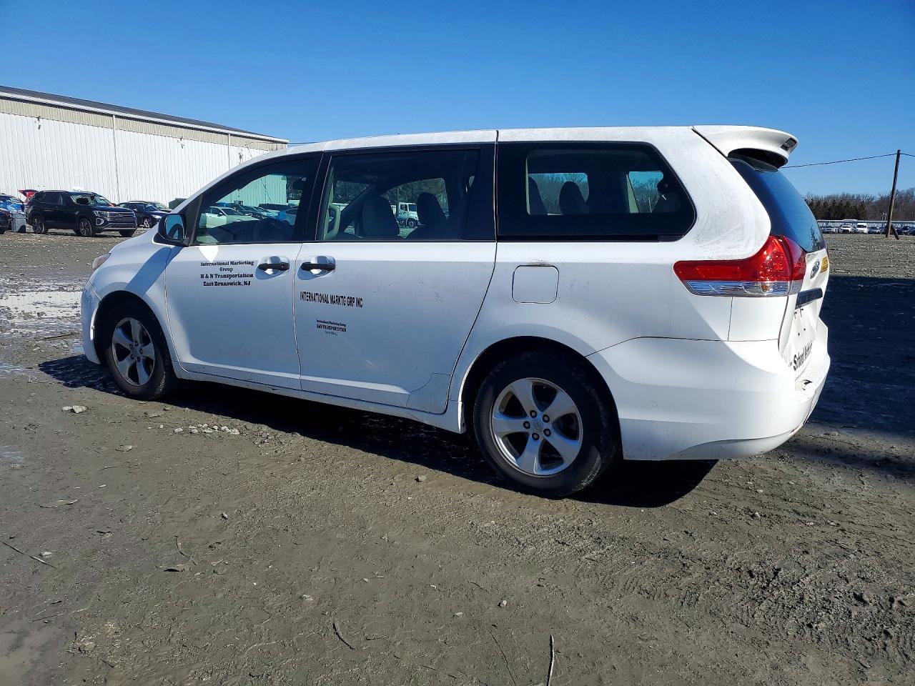 2014 Toyota Sienna L 7-Passenger - Фото 2