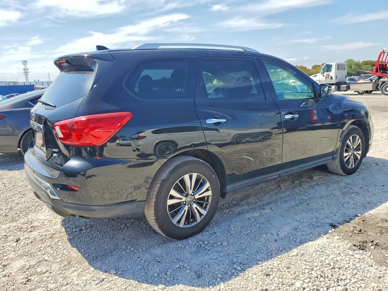 2019 Nissan Pathfinder Sv - Image 3