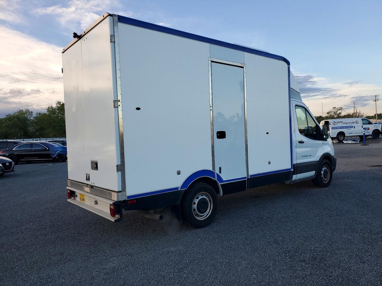 2021 Ford Transit Delivery Truck - Фото 3