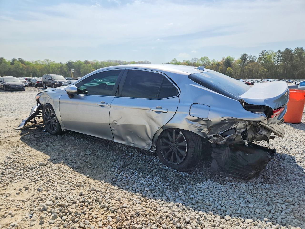 2020 Toyota Camry Le - Фото 2