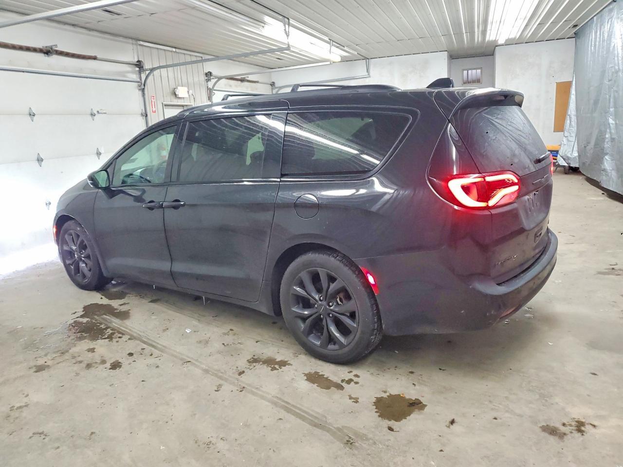 2018 Chrysler Pacifica Limited - Image 2