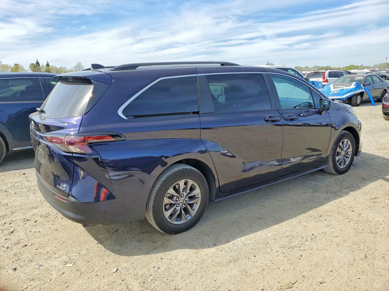 2024 Toyota Sienna Le 8-Passenger - Фото 3
