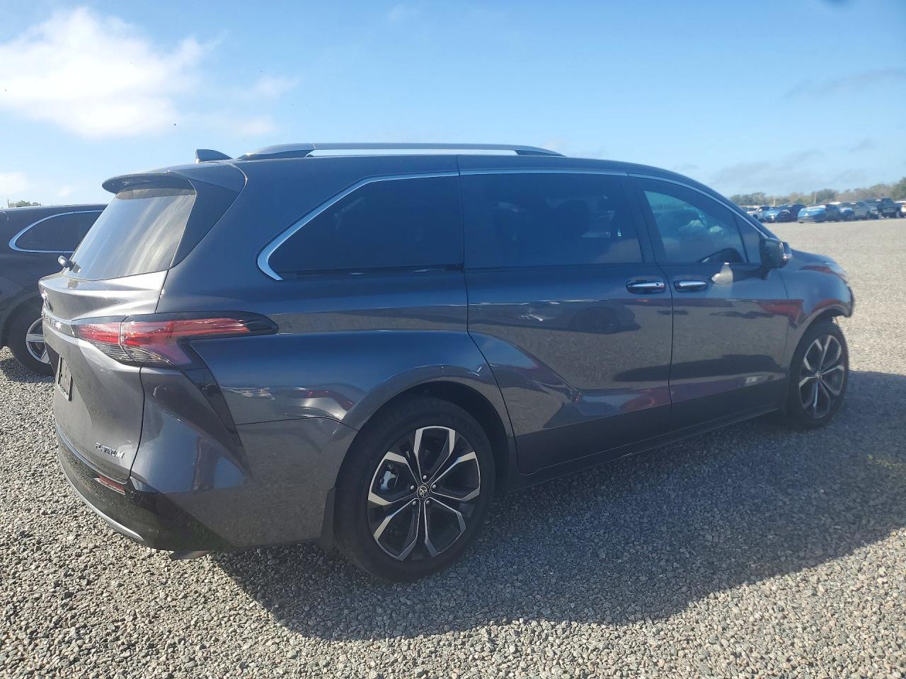 2025 Toyota Sienna Platinum 7-Passenger - Фото 3