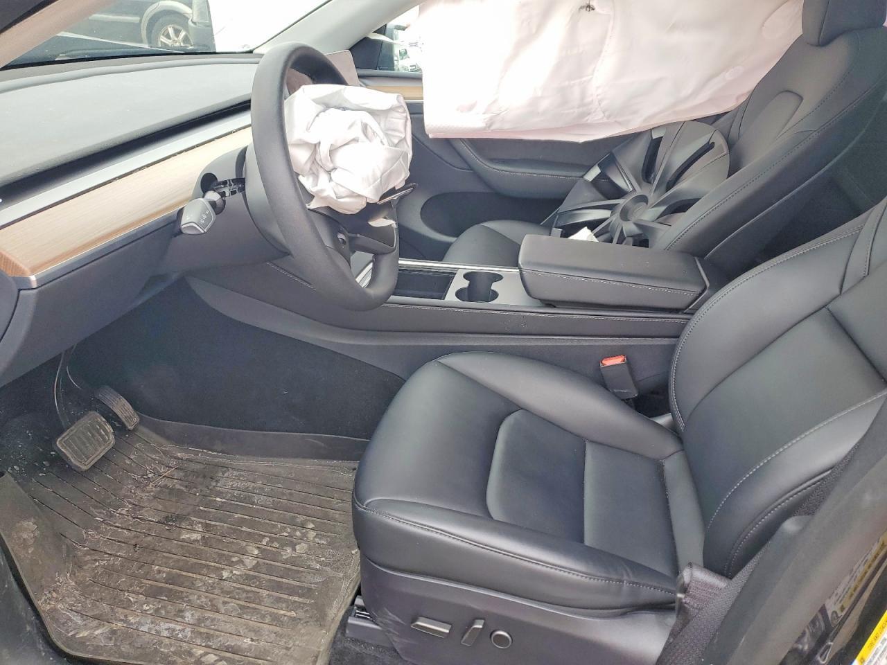 2025 Tesla Model Y - Image 7