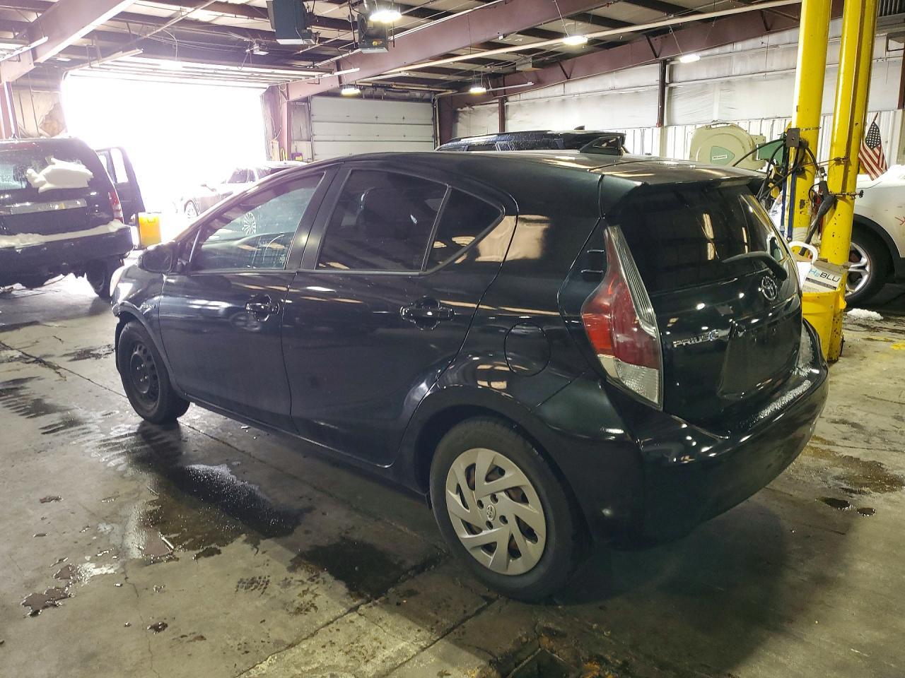 2016 Toyota Prius C Two - Фото 2