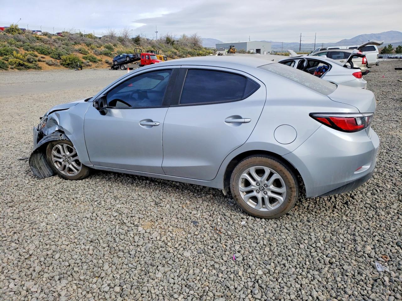 2017 Toyota Yaris Ia Base - Фото 2