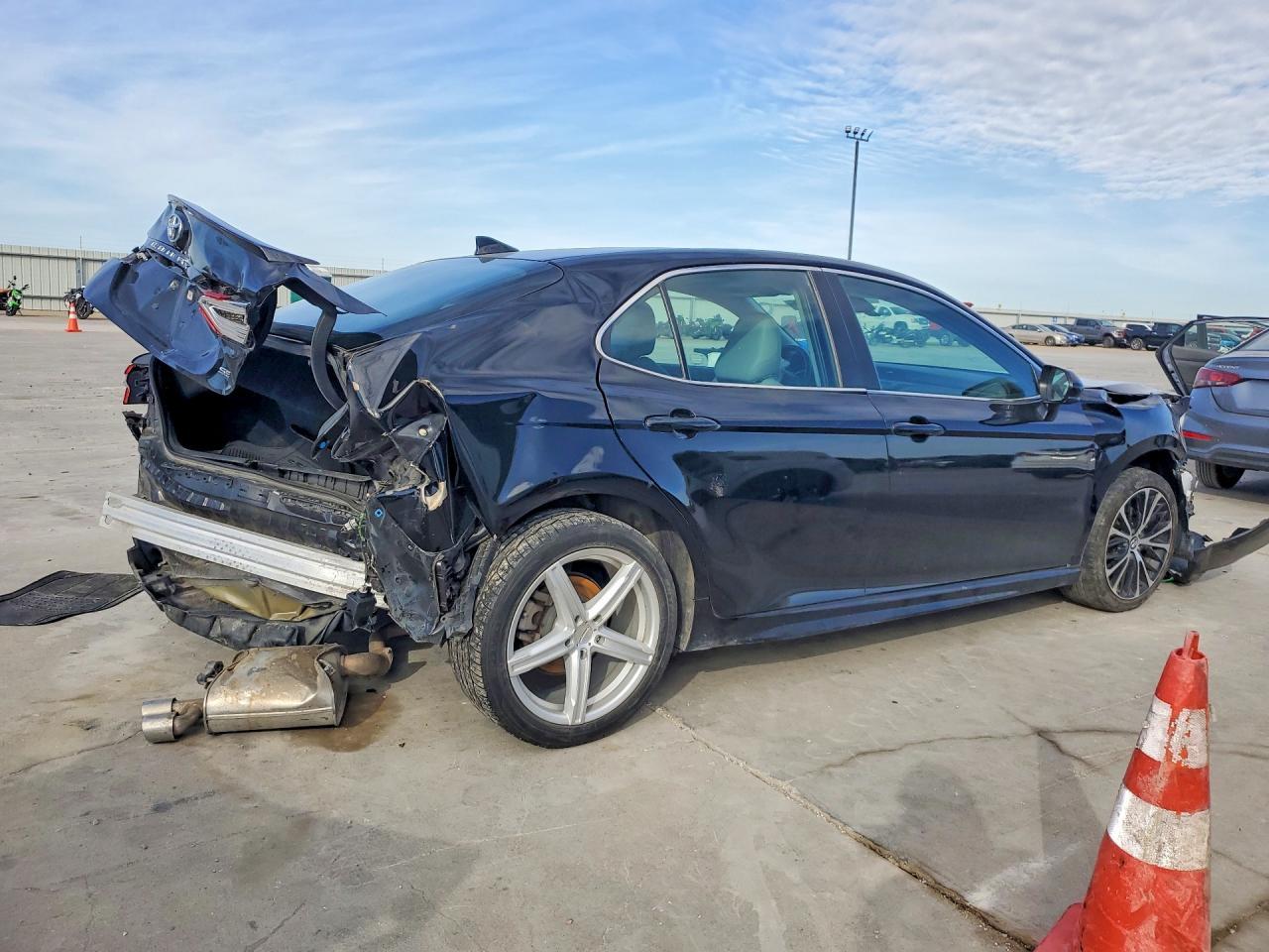 2020 Toyota Camry - Фото 3