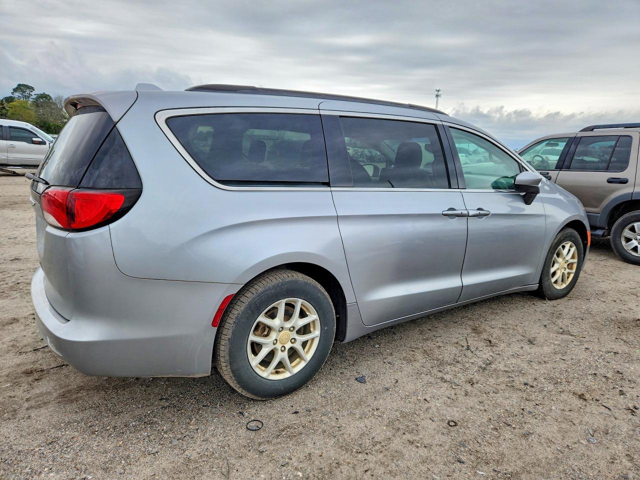 2020 Chrysler Voyager Lxi - Фото 3