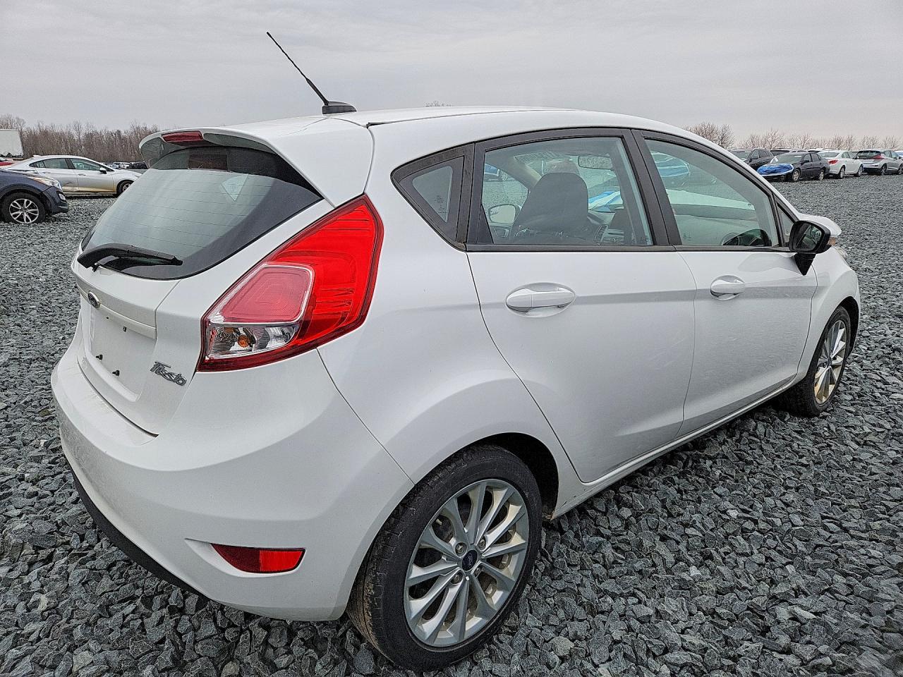 2014 Ford Fiesta Se - Image 3