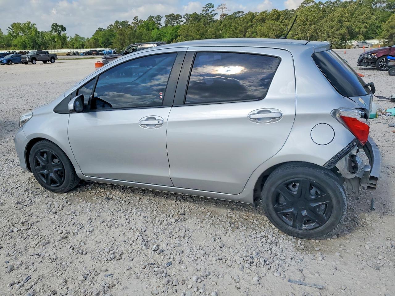 2013 Toyota Yaris 5-Door Le - Image 2