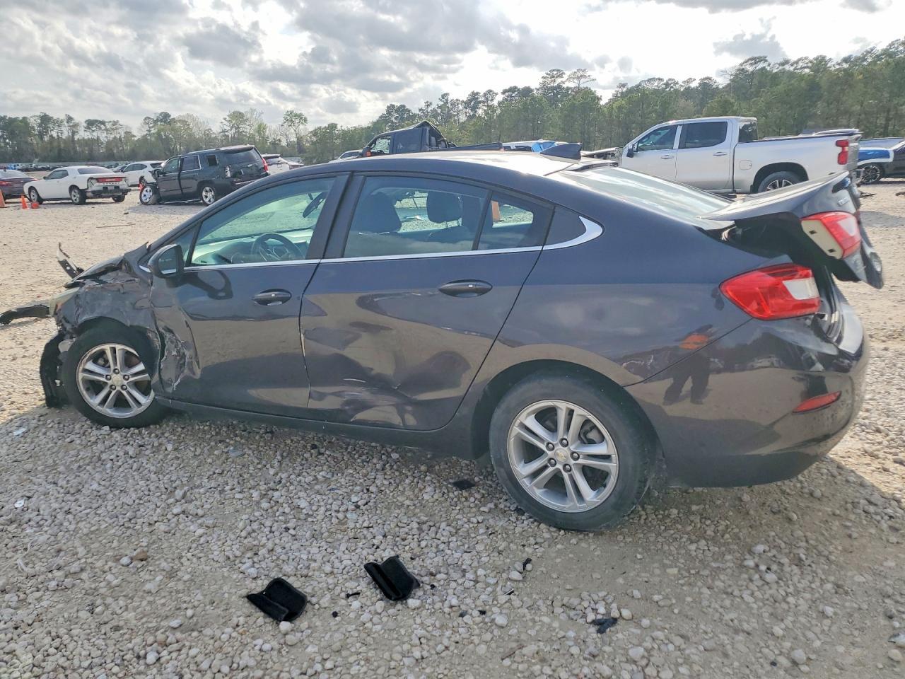 2017 Chevrolet Cruze Lt - Фото 2