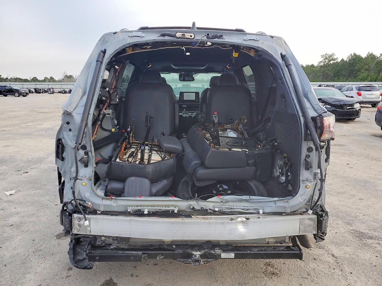 2024 Toyota Sienna Woodland Edition - Фото 6