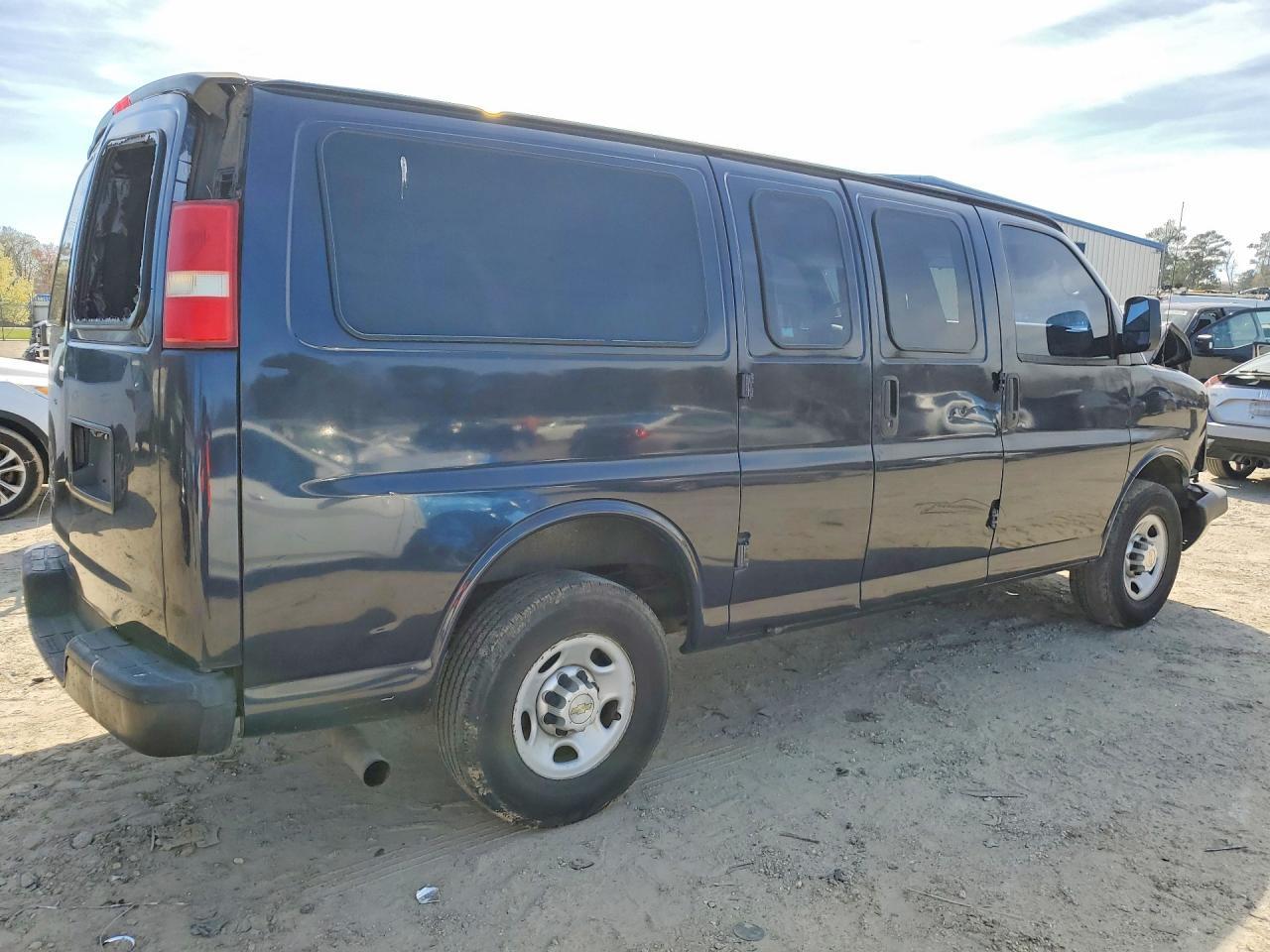 2014 Chevrolet Express 2500 Cargo Utility / Service Van - Image 3