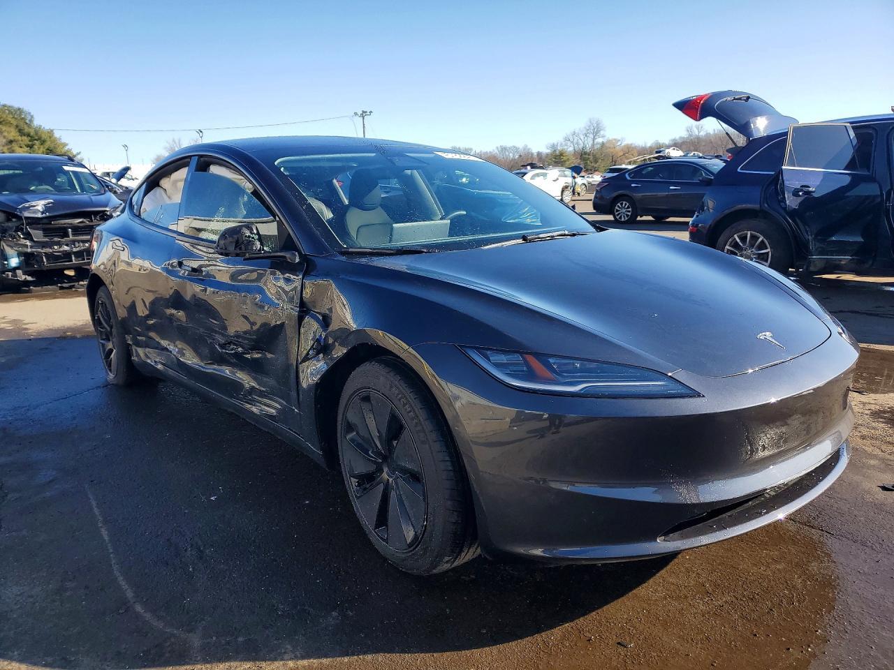 2025 Tesla Model 3 - Фото 4