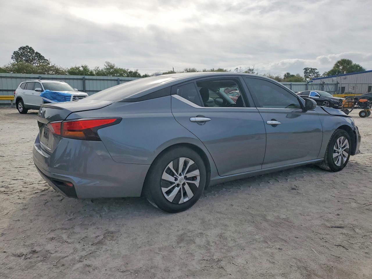 2020 Nissan Altima S - Фото 3