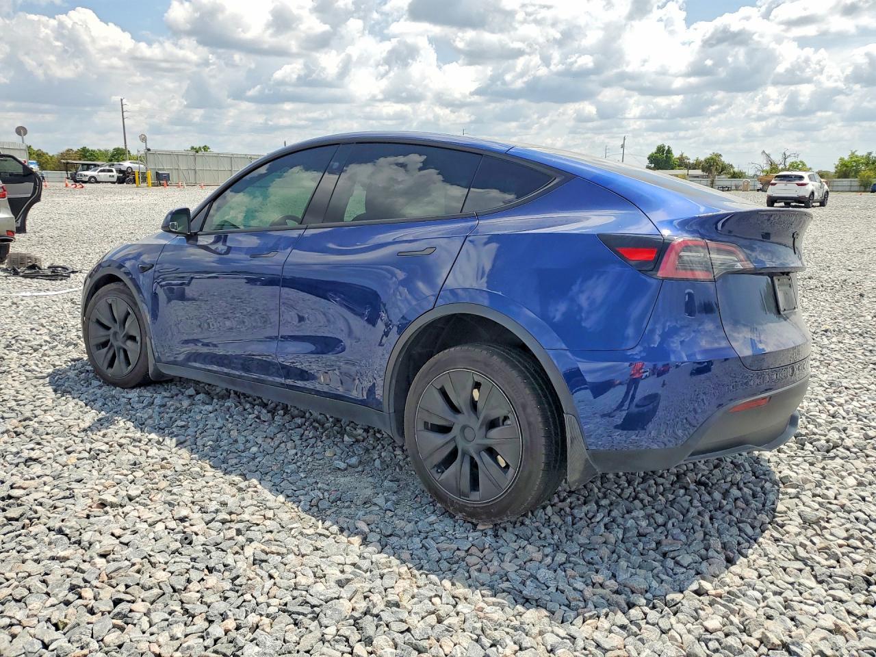 2025 Tesla Model Y - Фото 2