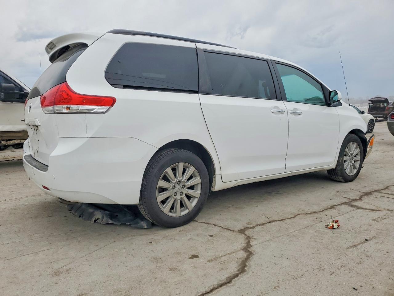 2013 Toyota Sienna Xle 7-Passenger - Фото 3