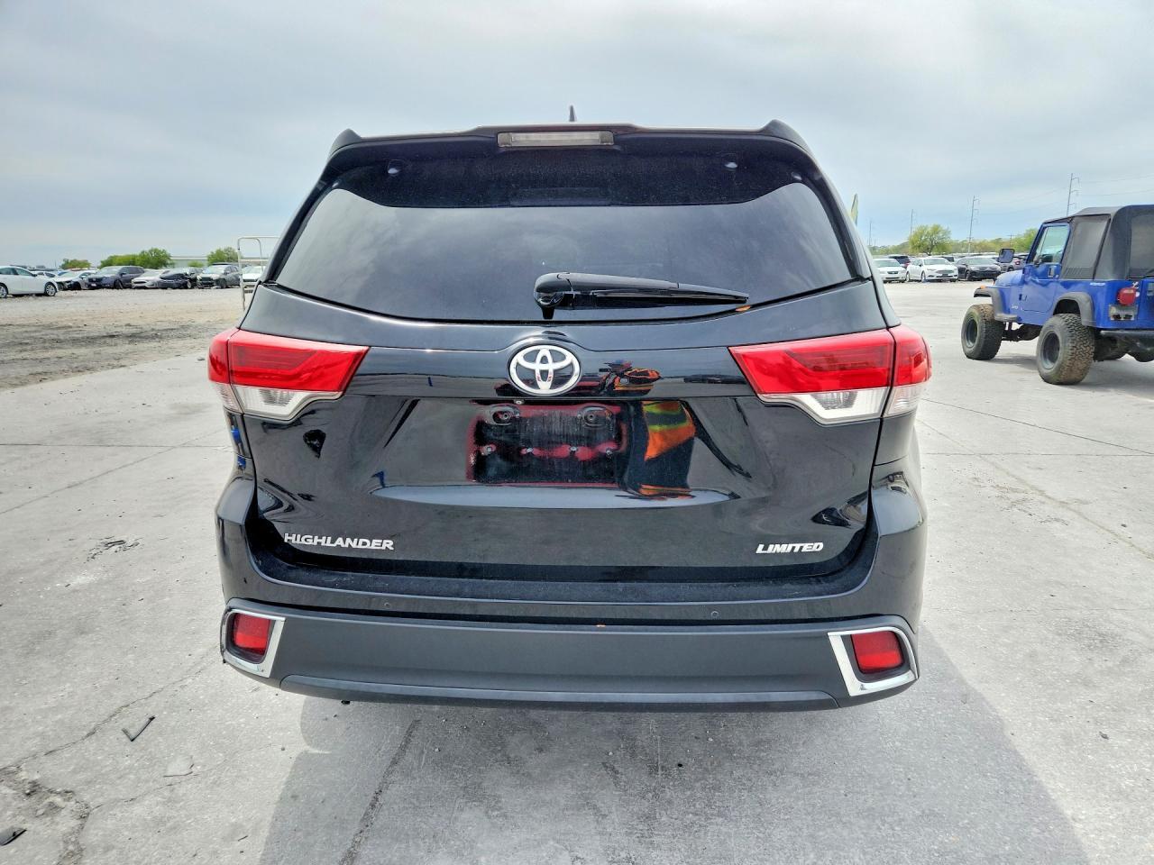 2018 Toyota Highlander Limited Platinum - Image 6