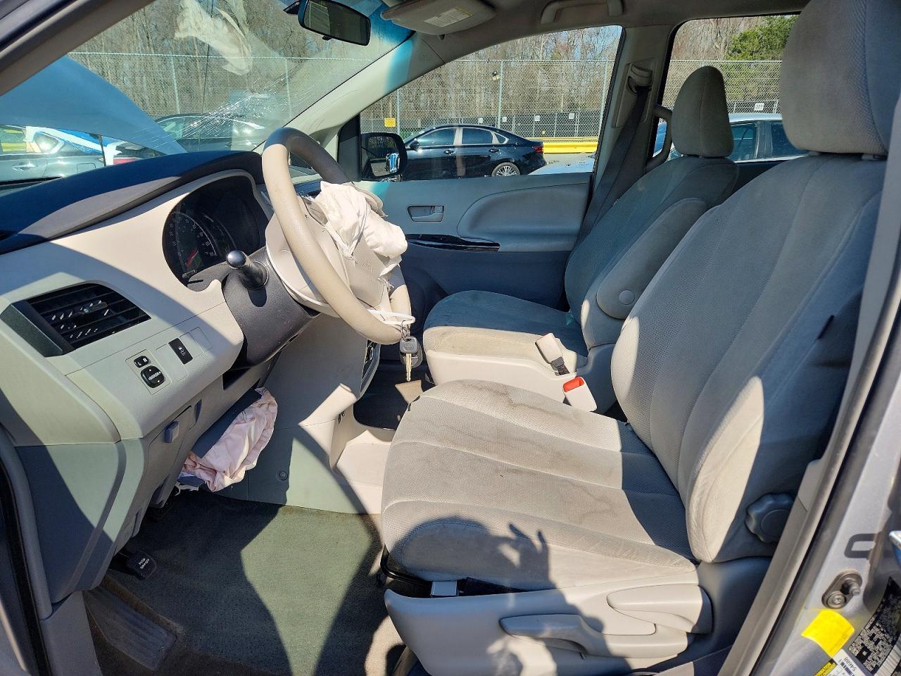 2011 Toyota Sienna Base 7-Passenger - Image 7