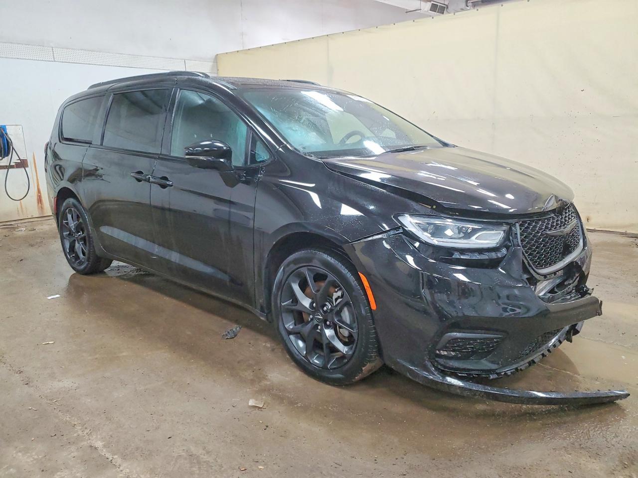 2024 Chrysler Pacifica Limited - Image 4