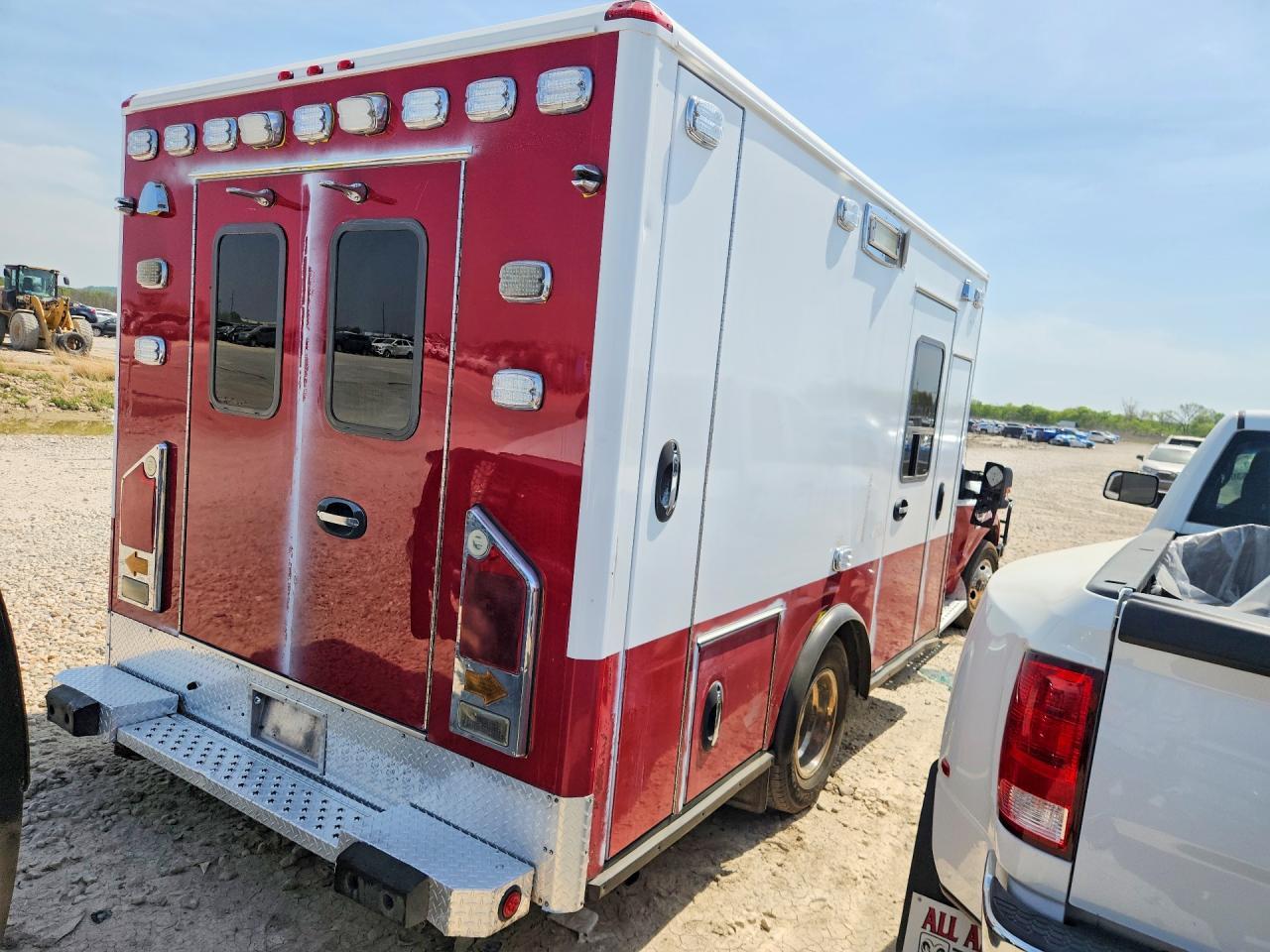 2010 Ford F350 Super Duty Ambulance - Фото 3