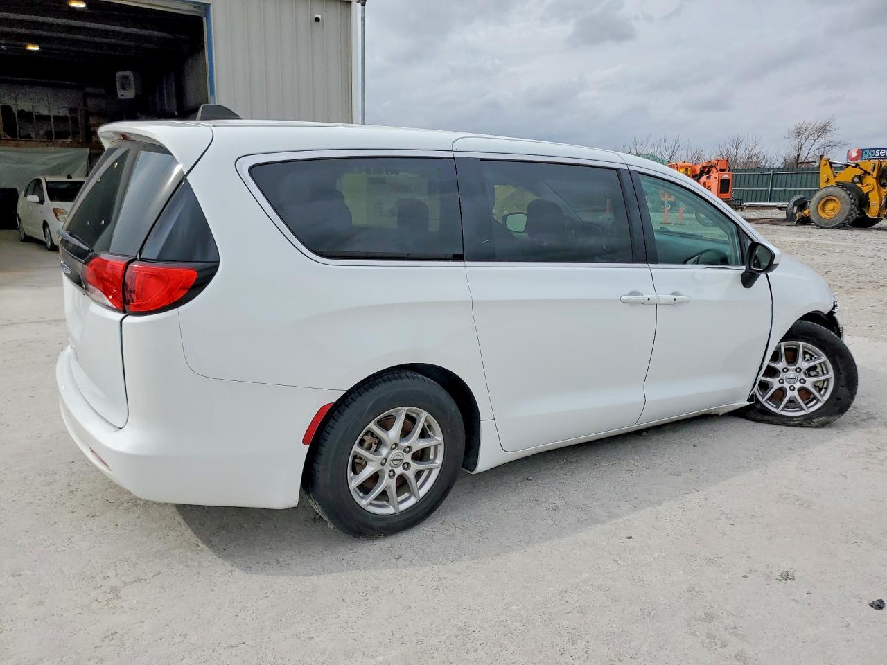2023 Chrysler Voyager Lx - Фото 3