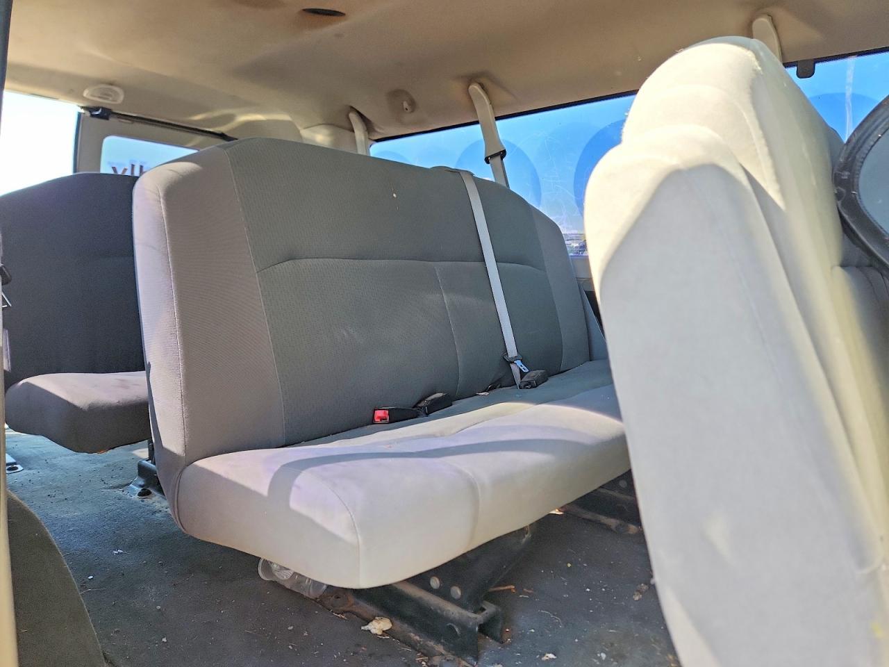 2010 Ford Econoline E350 Super Duty Wagon - Фото 6