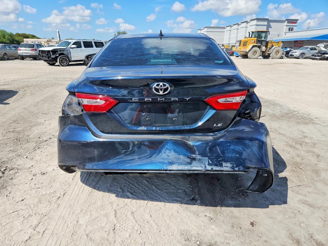2020 Toyota Camry Le - Фото 6