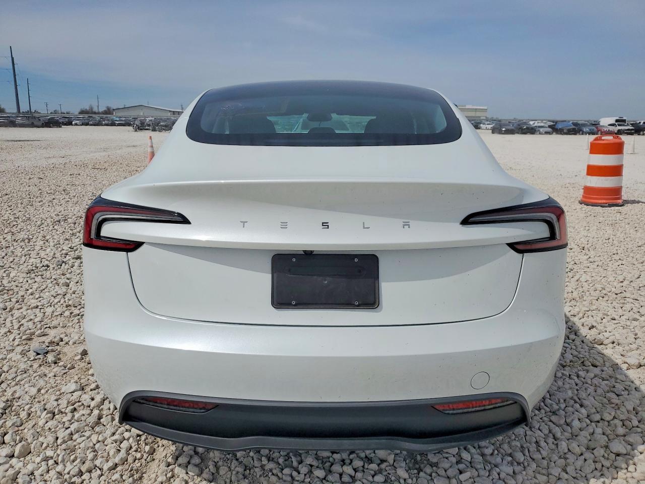 2025 Tesla Model 3 - Фото 6