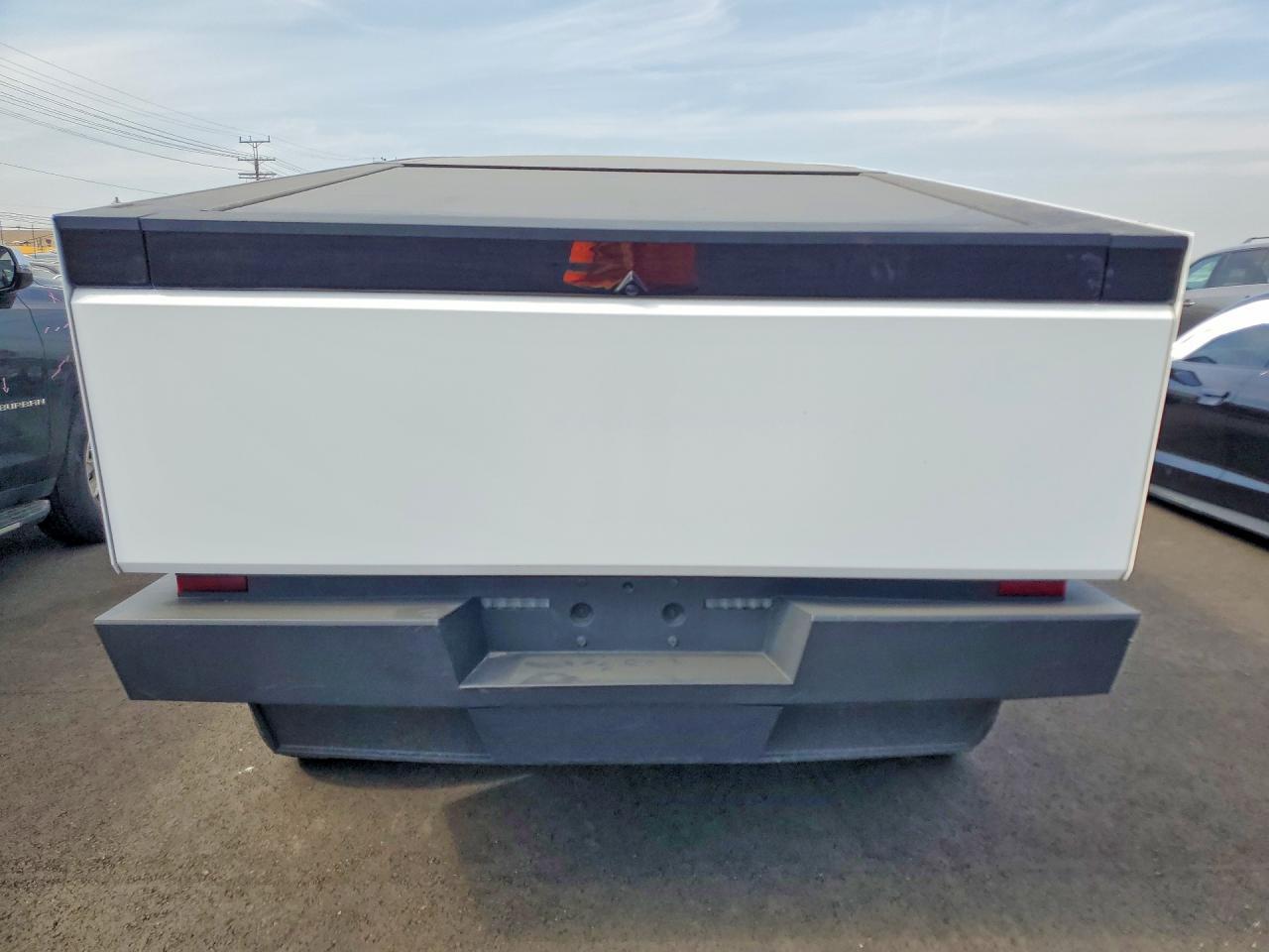 2025 Tesla Cybertruck - Image 6
