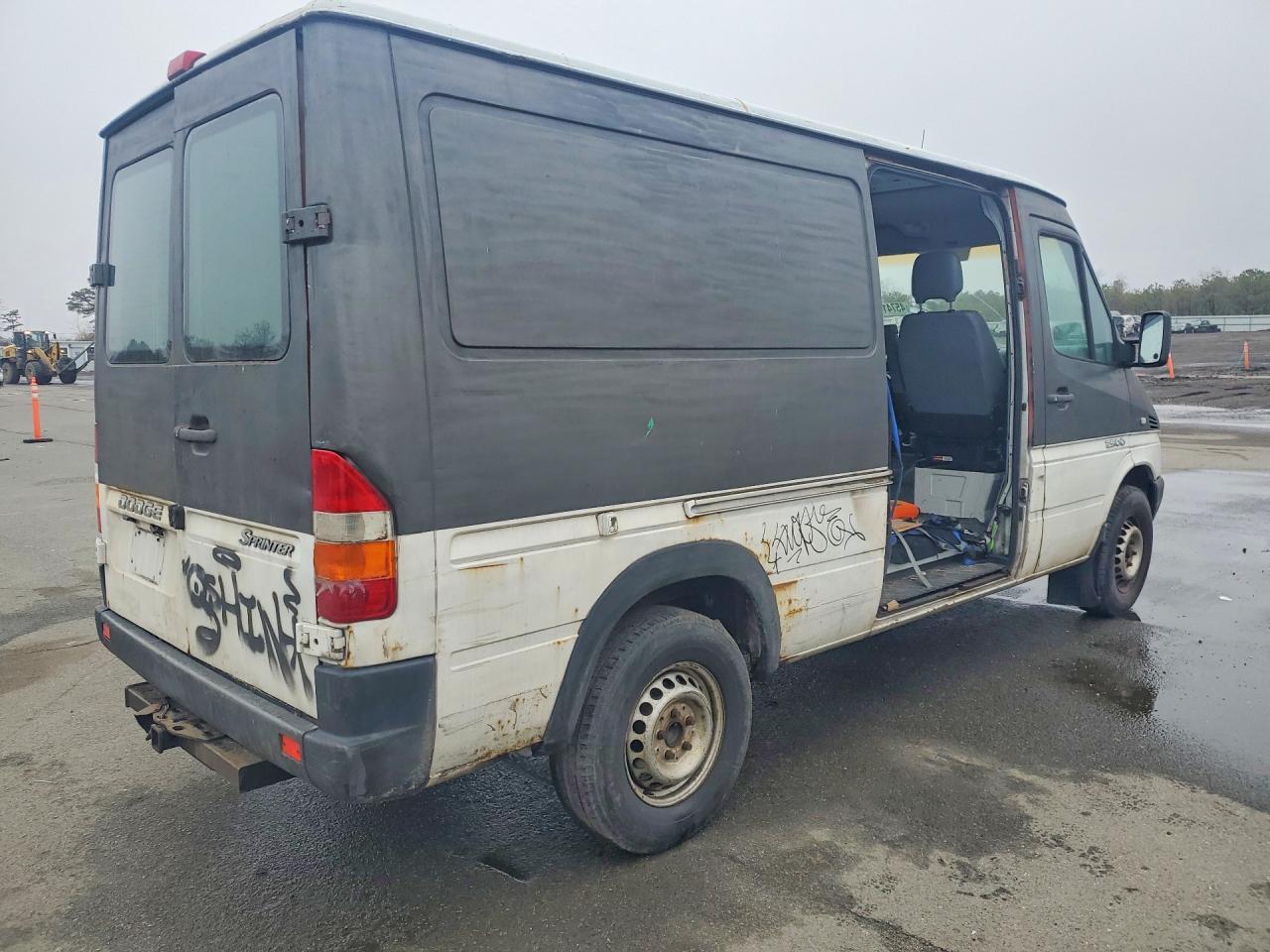 2006 Dodge Sprinter 2500 Delivery Van - Image 3