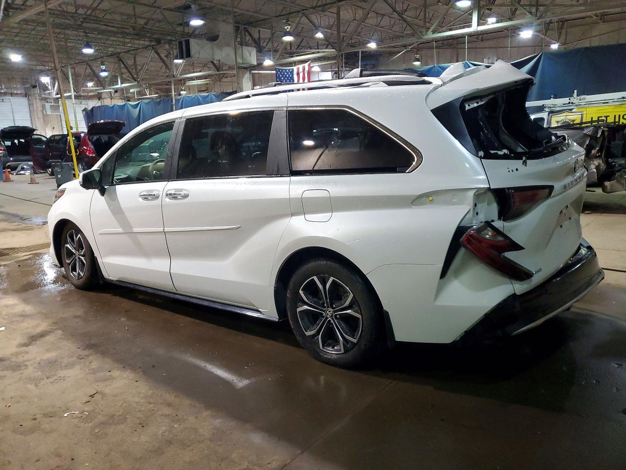 2025 Toyota Sienna Platinum 7-Passenger - Фото 2
