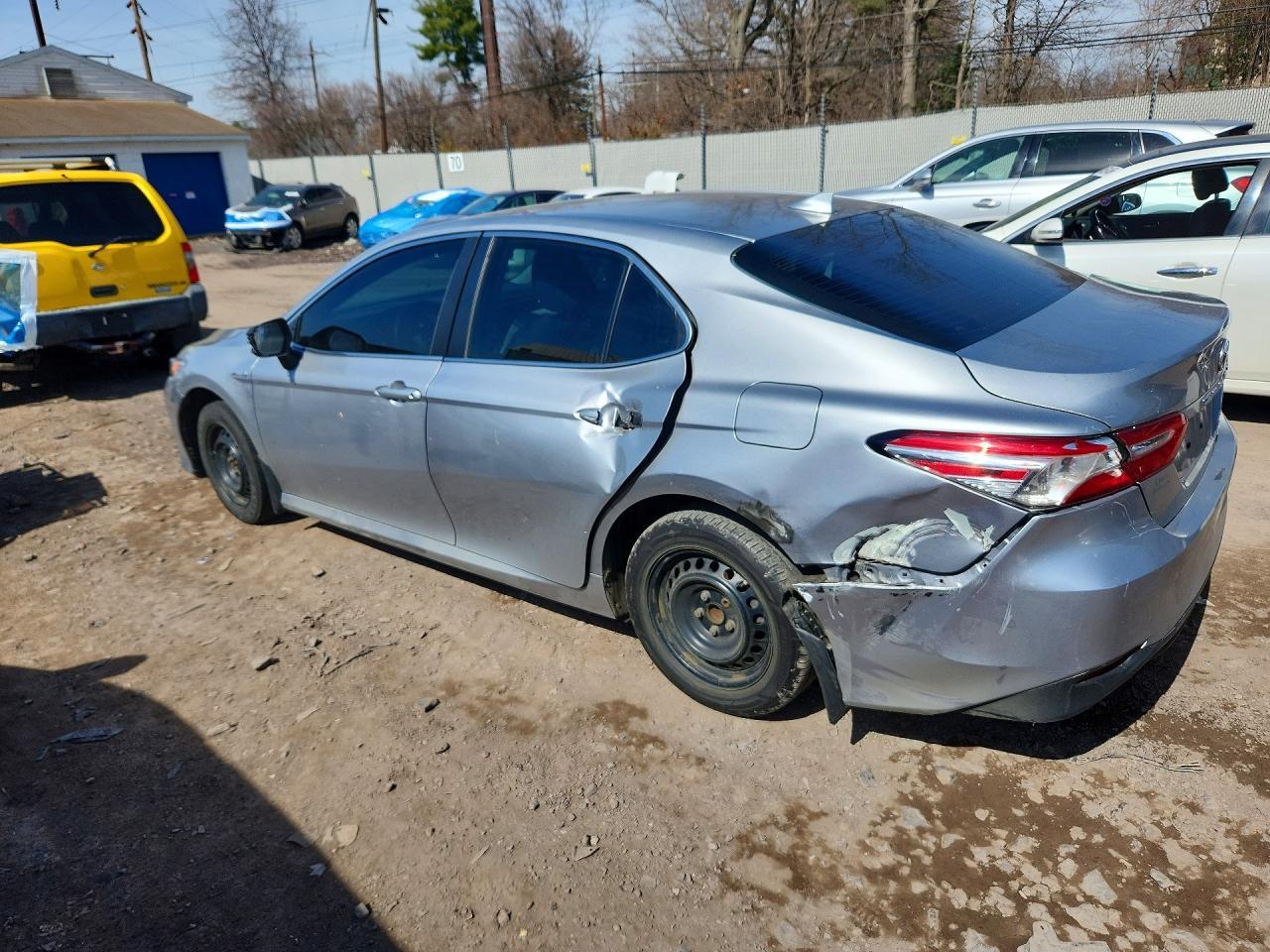 2020 Toyota Camry Hybrid Le - Фото 2
