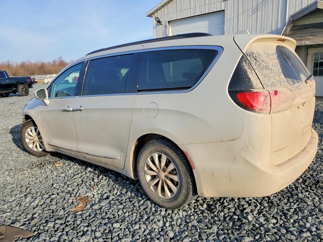 2017 Chrysler Pacifica Touring L - Image 2