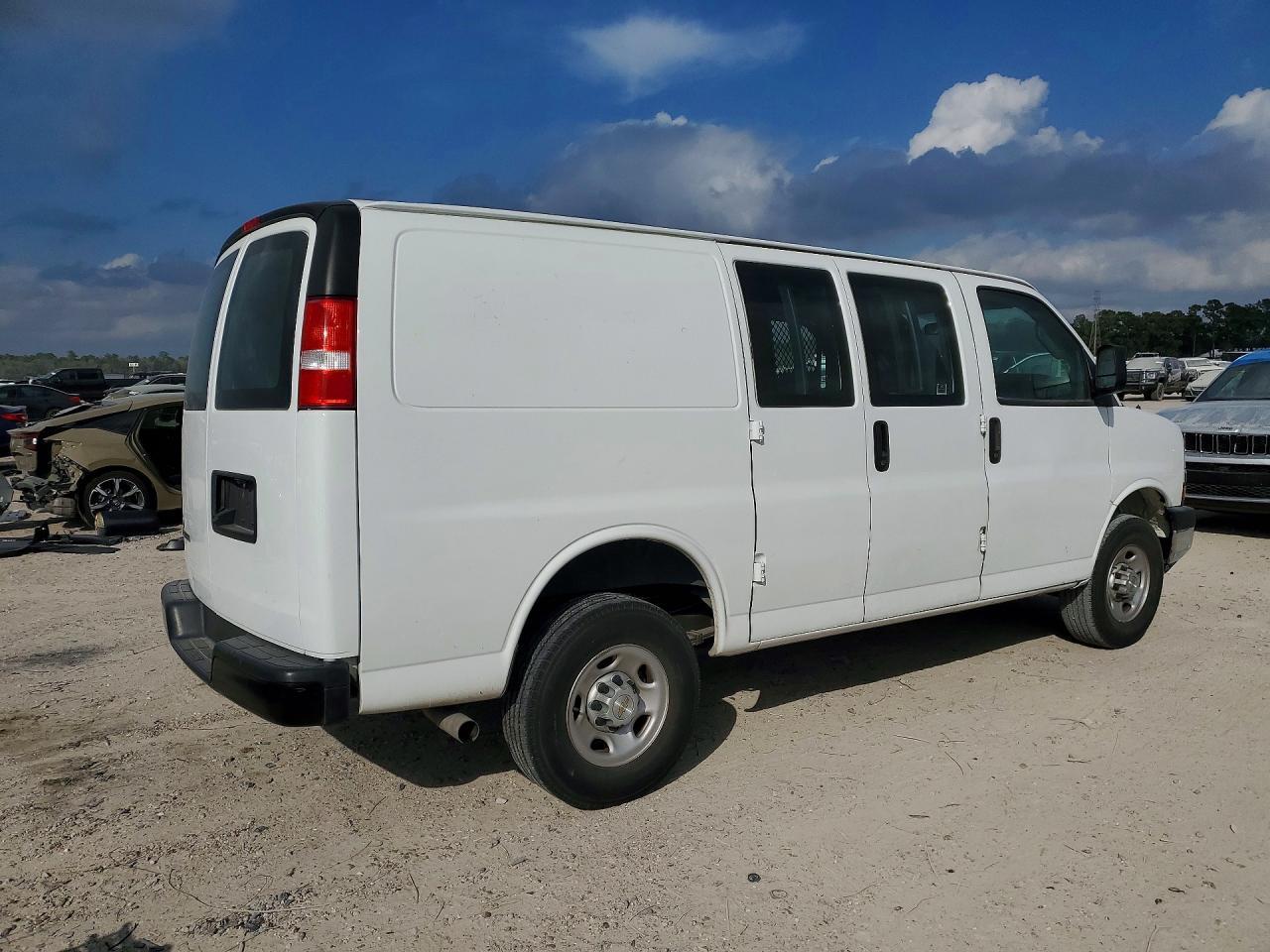 2023 Chevrolet Express G - Фото 3