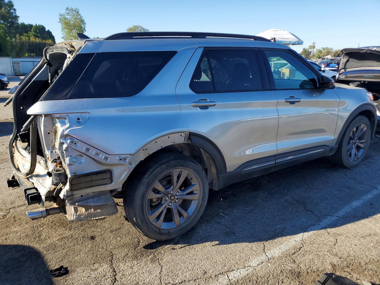 2023 Ford Explorer Xlt - Image 3