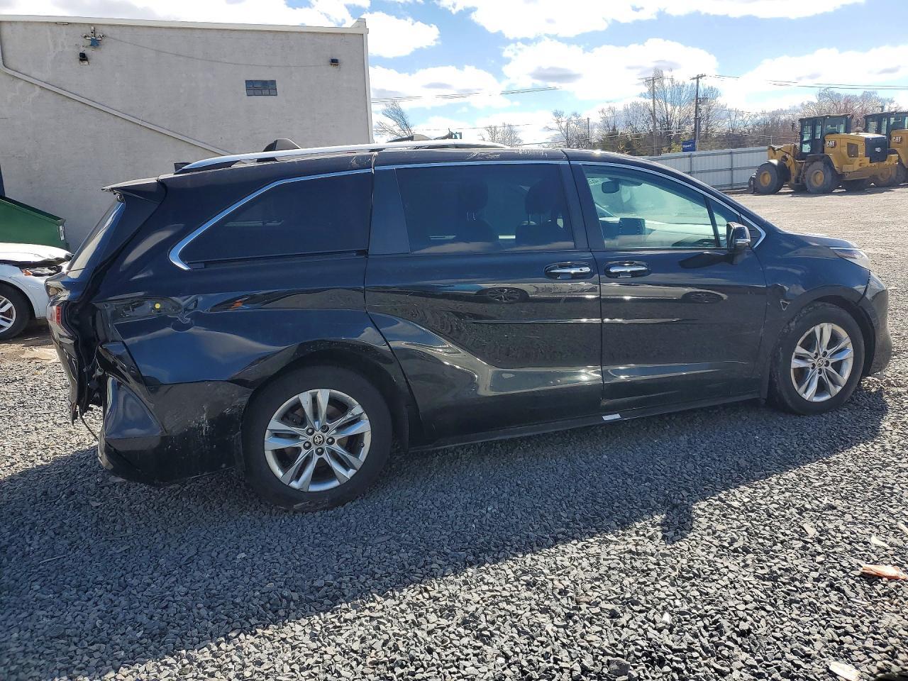 2022 Toyota Sienna Limited 7-Passenger - Фото 3