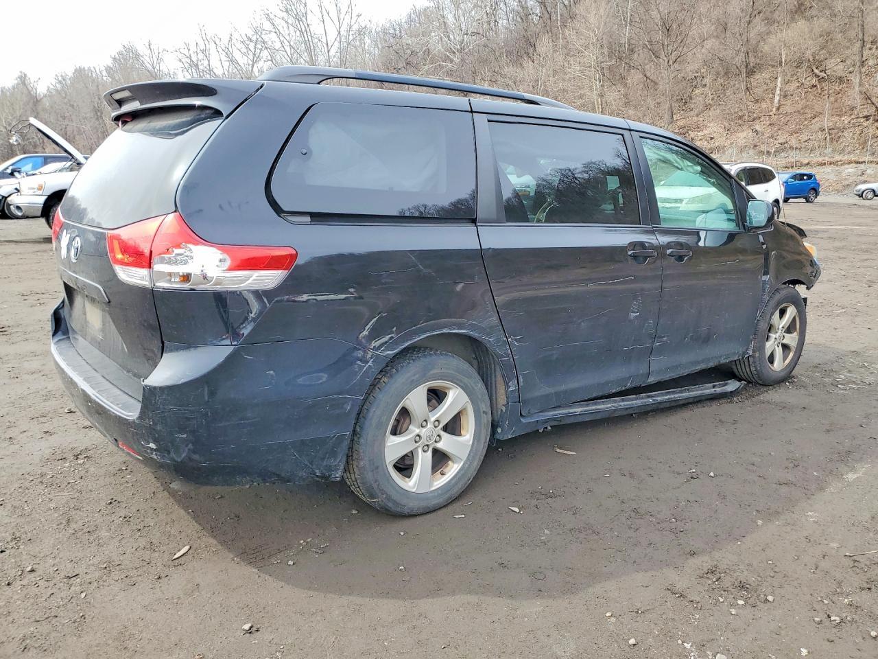 2014 Toyota Sienna Le 8-Passenger - Фото 3