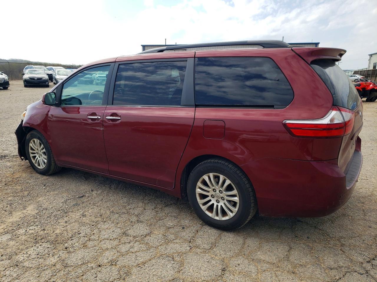 2016 Toyota Sienna Xle 8-Passenger - Image 2