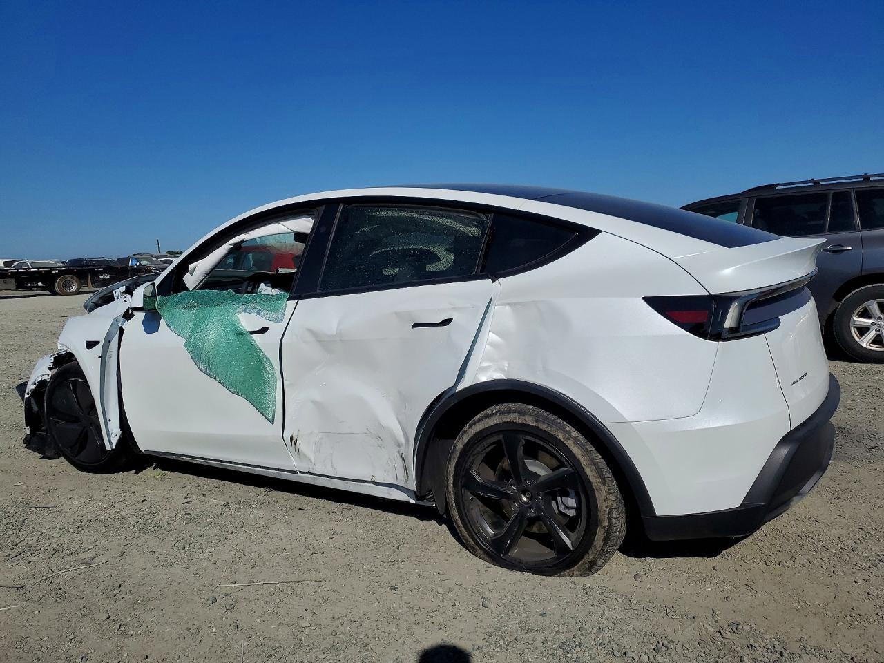 2026 Tesla Model Y - Фото 2
