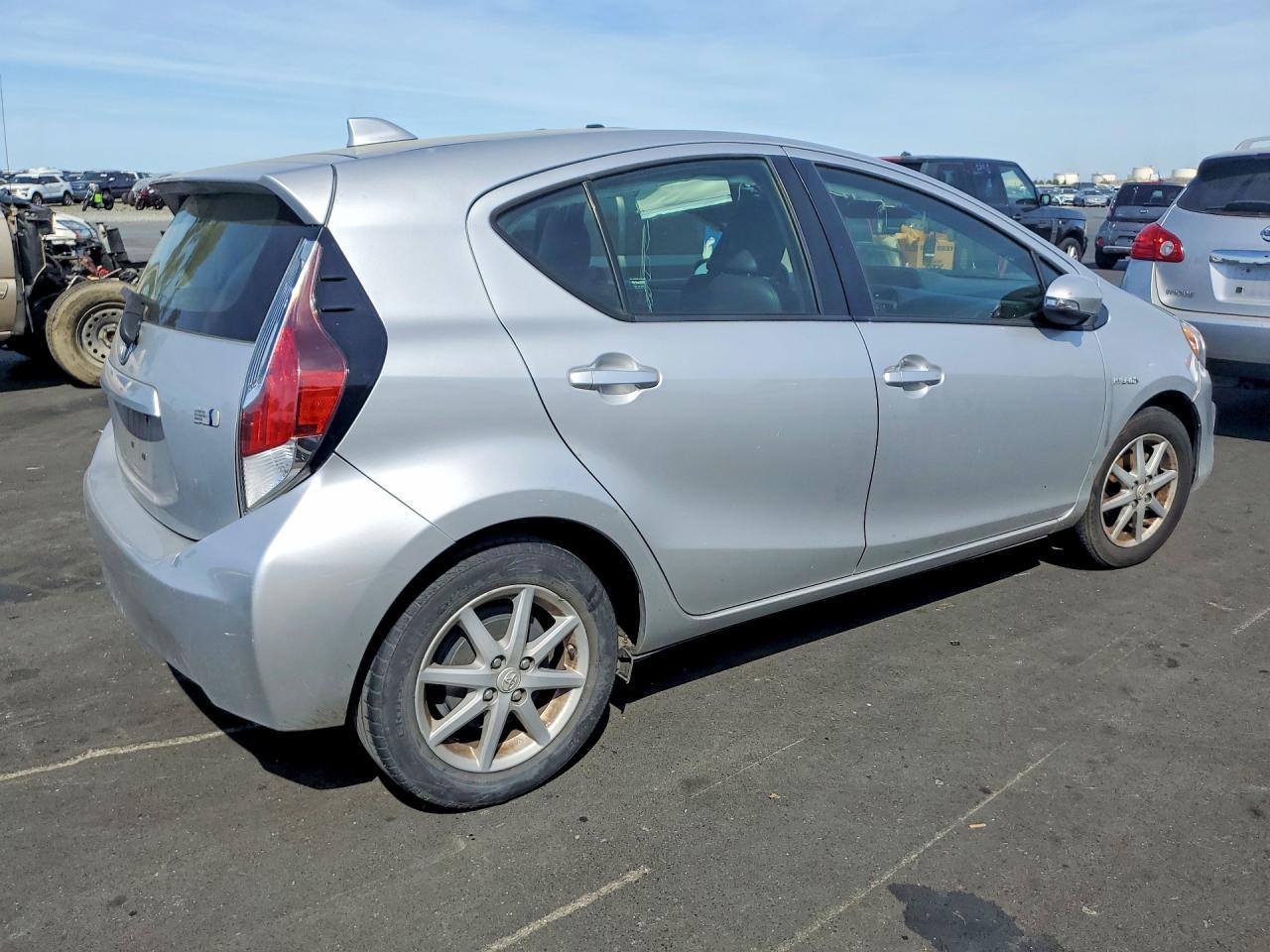 2016 Toyota Prius C Four - Фото 3