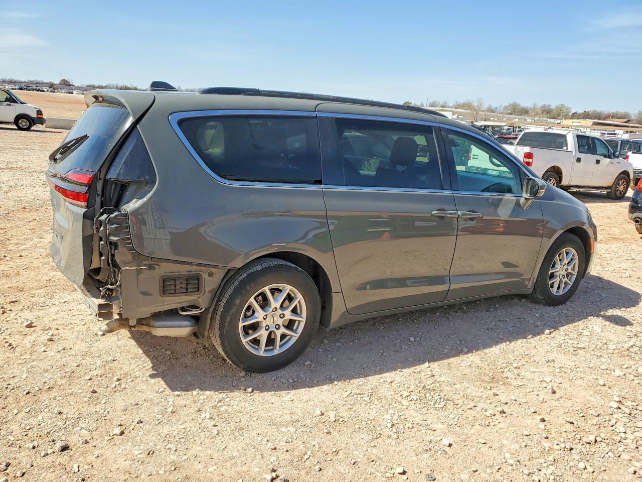 2022 Chrysler Pacifica Touring L - Image 3