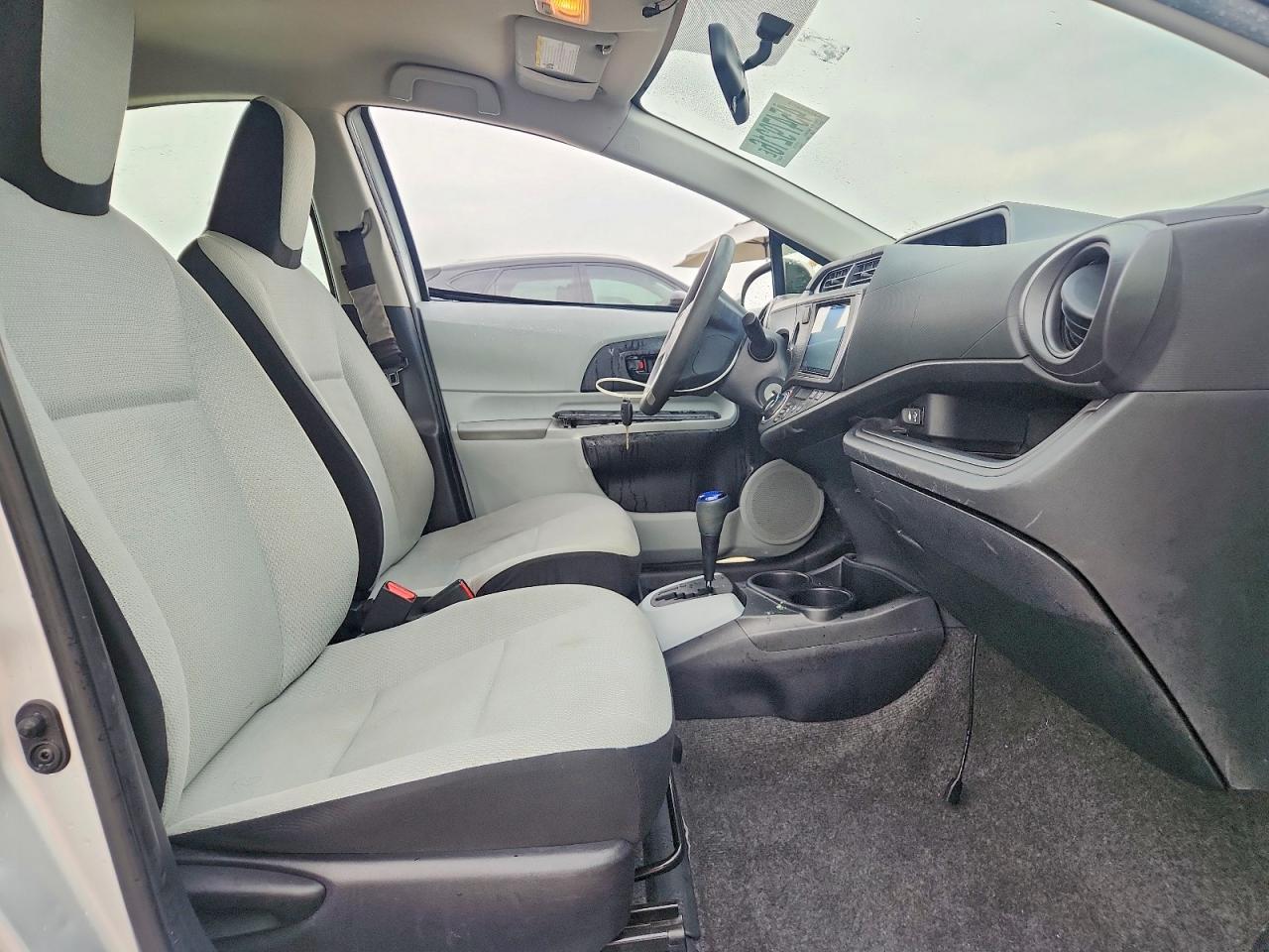 2014 Toyota Prius C One - Фото 7