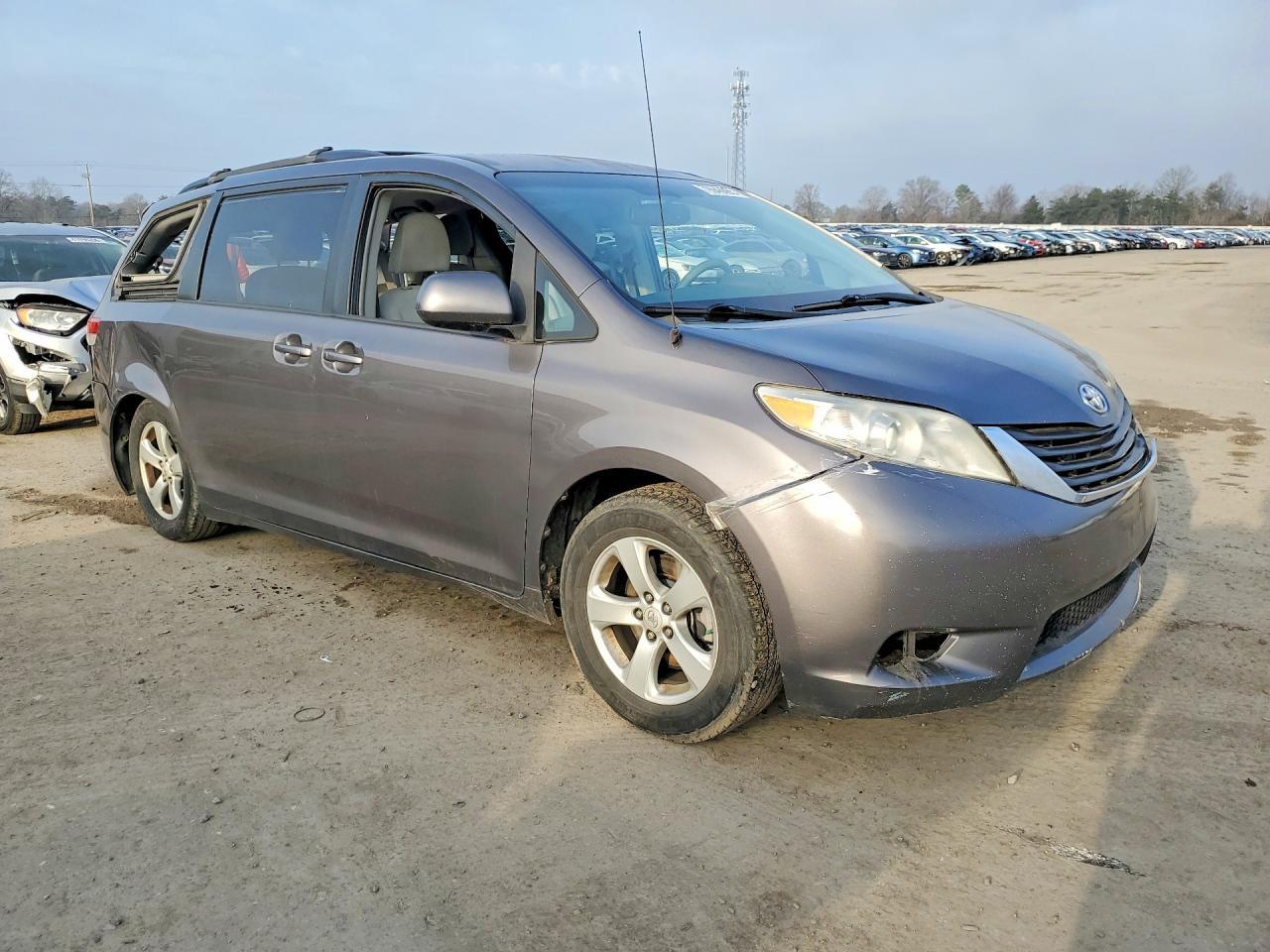 2012 Toyota Sienna Le 8-Passenger - Image 4