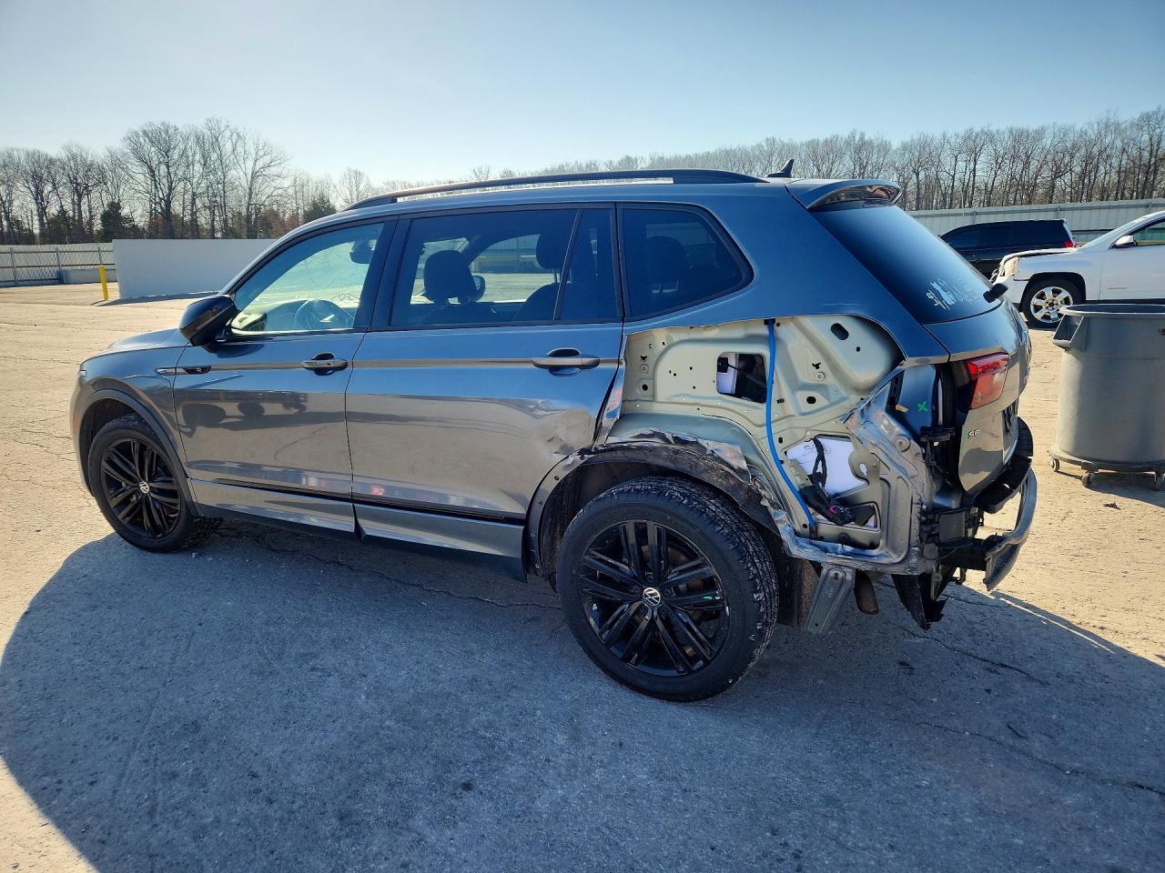 2022 Volkswagen Tiguan Se R-Line Black - Image 2