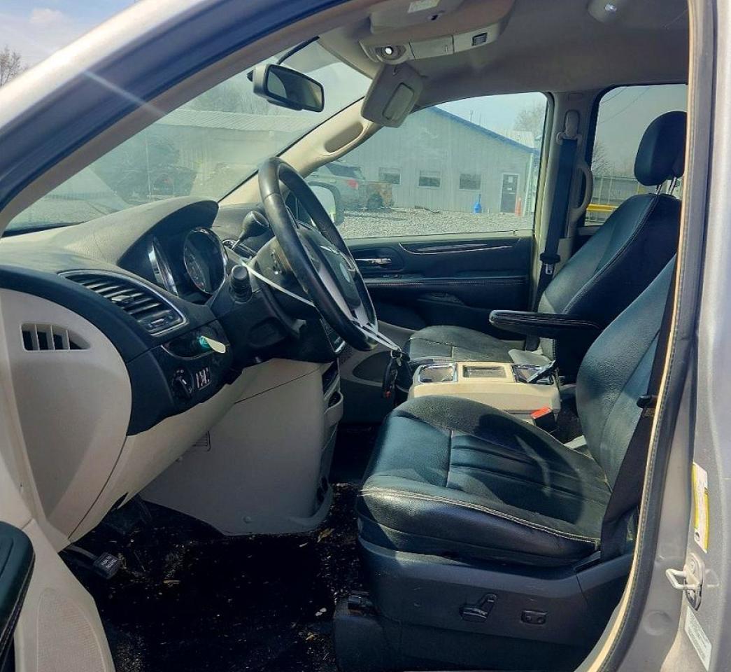 2015 Chrysler Town & Country Touring - Image 7